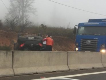 Accidente de tránsito termina con automóvil volcado en la ruta Las Palmas de Viña del Mar