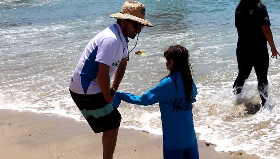 "Cerro al Agua": Niños damnificados por incendio en Rocuant y San Roque disfrutaron de actividades en playa San Mateo