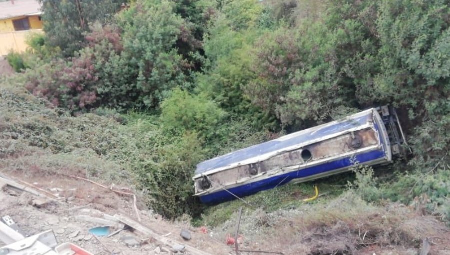 Camión de Copec vuelca en ruta Puchuncaví - Quintero y derrama aceite a lecho del estero