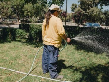 Providencia prohíbe regar aceras, estacionamientos, canchas, patios y superficies impermeables