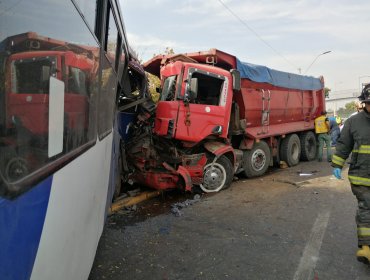 Dos fallecidos deja violenta colisión de camión contra siete vehículos en Américo Vespucio