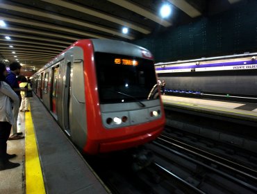 Metro de Santiago cerró dos estaciones de Línea 4 por manifestaciones en el exterior