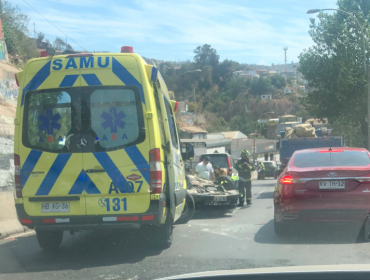 Alta velocidad habría provocado nuevo accidente en Av. Santos Ossa: vehículo terminó volcado