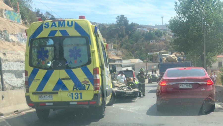 Alta velocidad habría provocado nuevo accidente en Av. Santos Ossa: vehículo terminó volcado