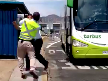 Chofer y fiscalizador de Tur Bus protagonizan violenta riña en plena ruta 68