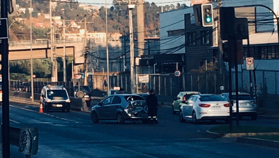 Camión chocó con dos vehículos menores en la Av. Uno Norte de Viña del Mar: no hay lesionados