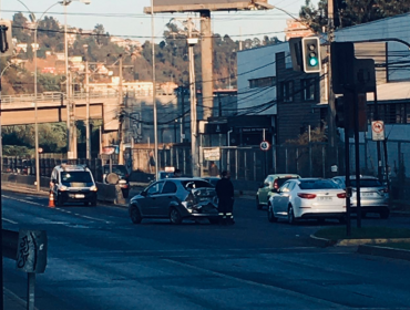 Camión chocó con dos vehículos menores en la Av. Uno Norte de Viña del Mar: no hay lesionados