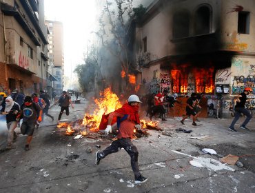 Con daños totales resultó inmueble incendiado en inmediaciones de plaza Baquedano