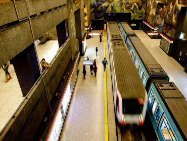 Metro de Santiago mantiene cerradas cuatro estaciones por disturbios en el exterior