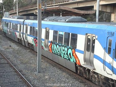 Carabineros detuvo a cuatro sujetos que minutos antes rayaron vagón del metro en Valparaíso