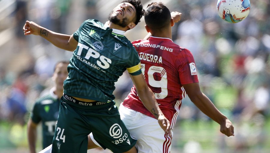 La U ganó a Wanderers con dos hombres menos y se instaló en la cima del torneo