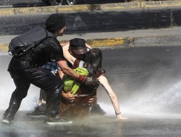 Fuertes altercados frente a Escuela Militar entre grupos que aprueban y rechazan Constitución