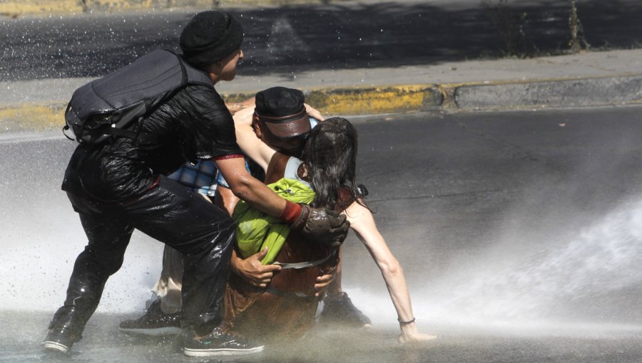 Fuertes altercados frente a Escuela Militar entre grupos que aprueban y rechazan Constitución