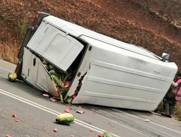 Tres heridos dejó volcamiento de furgón con frutas en Valdivia