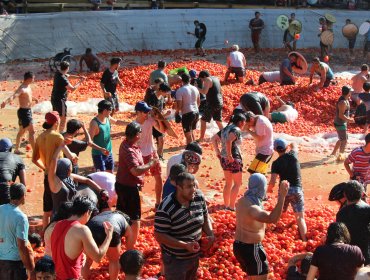 Más de 4 mil personas se batieron a duelo en la "Guerra del Tomate" de Quillón