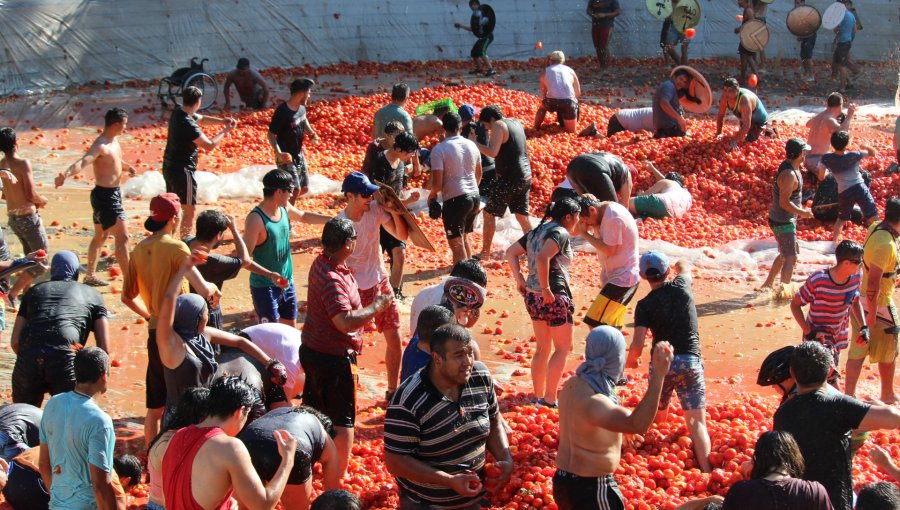 Más de 4 mil personas se batieron a duelo en la "Guerra del Tomate" de Quillón