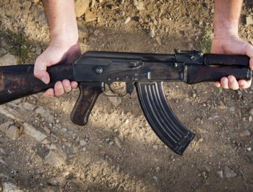 Indagan vínculo entre venta de un fusil AK-47 con posibles hechos de violencia durante marzo