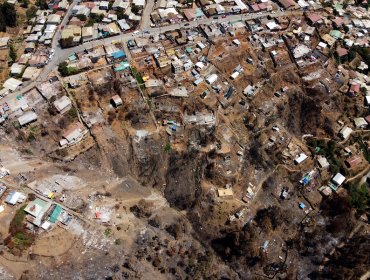 Damnificados de incendio en San Roque y Rocuant verán anuladas sus deudas de agua