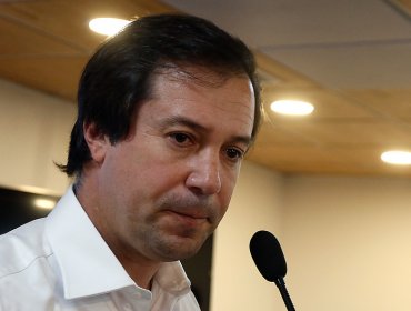 Ministro de Economía suspende militancia en la UDI y critica al partido por apoyar a Gustavo Hasbún