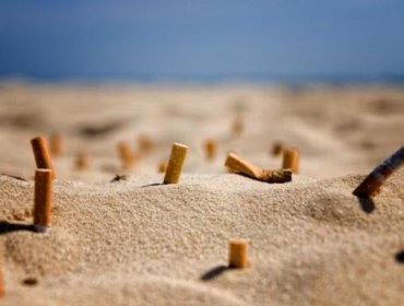 Lanzan campaña de reciclaje de colillas de cigarro para evitar contaminación en playas de Viña del Mar