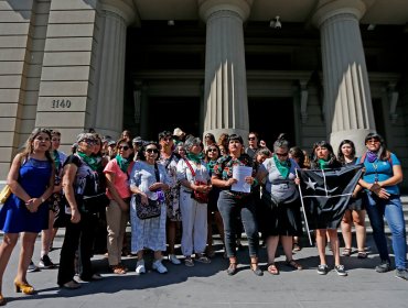 Coordinadora Feminista 8M presentó un recurso de protección contra la Intendencia Metropolitana