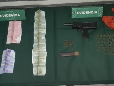 Detienen a sujeto que caminaba con una subametralladora y municiones en Pudahuel