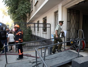 Detienen a una persona tras incendio en edificio que obligó a evacuar a 17 personas en Vicuña Mackenna