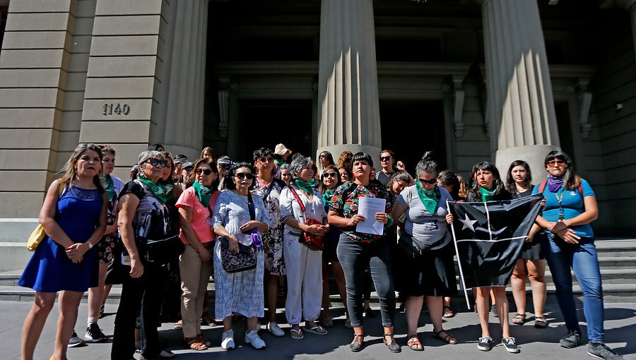 Coordinadora Feminista 8M presentó un recurso de protección contra la Intendencia Metropolitana