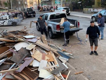 Municipalidad de Santiago multó a Carabineros por descargar escombros en la vía pública