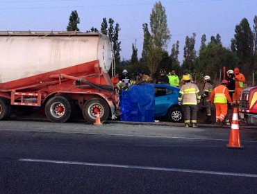 Cuatro fallecidos deja choque entre auto y camión en Ruta 5 Sur frente a Parral