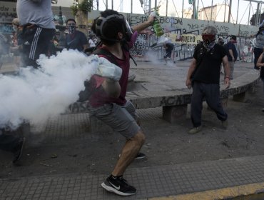 Plaza Italia: Dos menores heridos, un auto incendiado y estaciones cerradas