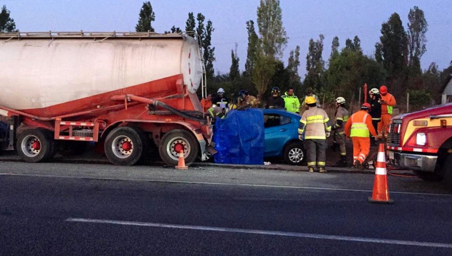 Cuatro fallecidos deja choque entre auto y camión en Ruta 5 Sur frente a Parral