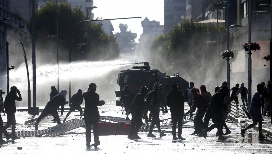 Plaza Sucre en Viña del Mar convertida en un campo de batalla: Imágenes de los violentos enfrentamientos