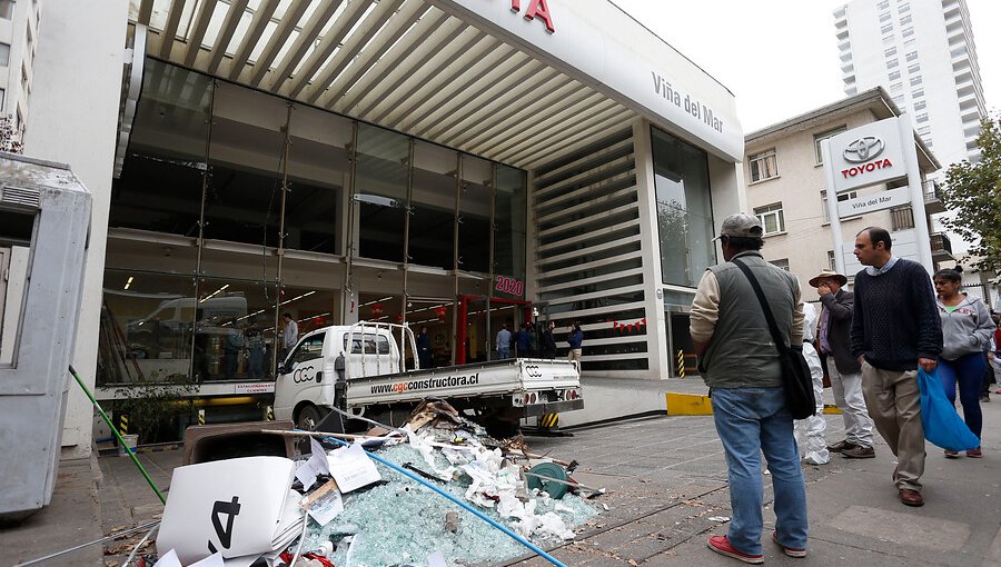 Dueño de automotora vandalizada en Viña: "No hay policías, entonces las FF.AA. deberían estar en la calle"