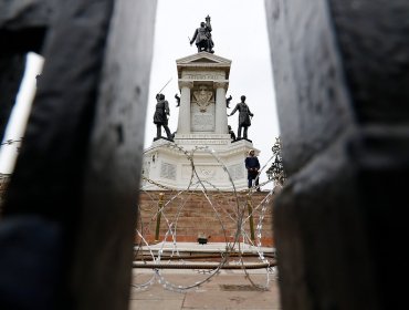 Armada reforzó con alambres de púas perímetro del monumento a Prat en Valparaíso