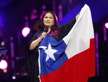 Potentes palabras de Ana Gabriel: "Nunca pensé que Chile caería", dijo la artista con una bandera chilena, en alusión a situaciones en Venezuela, Nicaragua y México