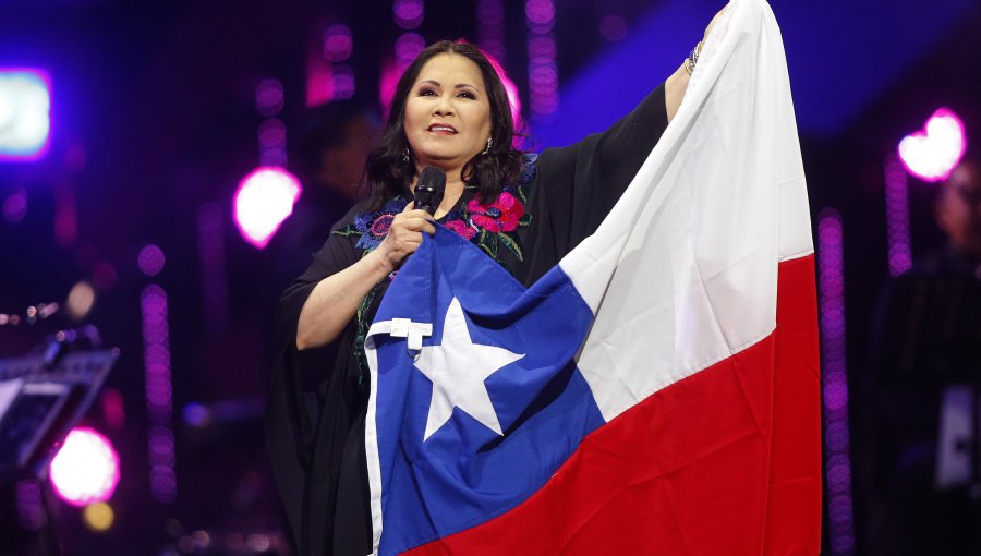 Potentes palabras de Ana Gabriel: "Nunca pensé que Chile caería", dijo la artista con una bandera chilena, en alusión a situaciones en Venezuela, Nicaragua y México