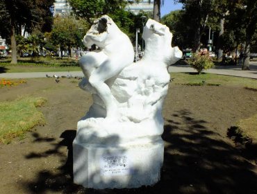 Desconocidos vandalizaron dos esculturas ornamentales de la plaza Vergara de Viña del Mar