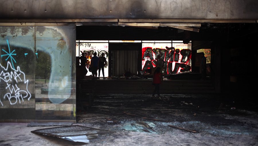 Fiscalía identificó rostros de sospechosos de incendiar el Café Literario de Providencia