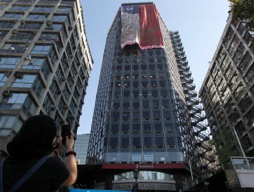 Despliegan en Santiago una réplica gigante de emblemática bandera chilena del 27-F