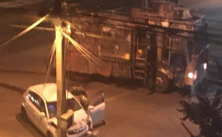 Mujer resultó herida tras violento choque entre su vehículo y un carro lanzaagua en Ñuñoa