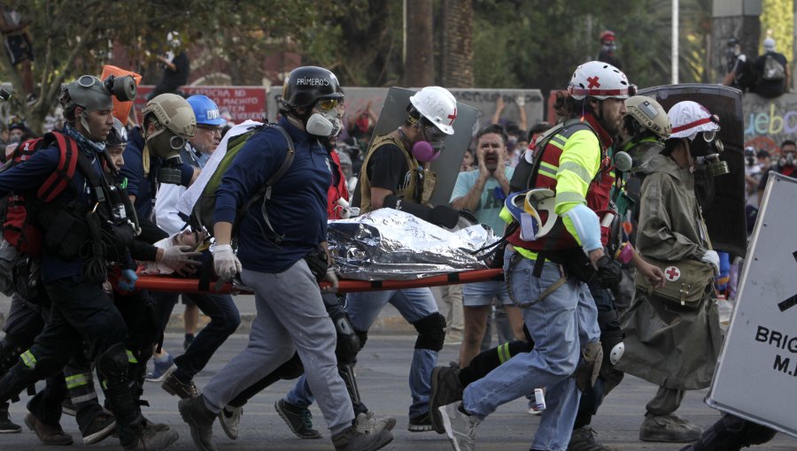 30 Carabineros lesionados y 16 detenidos dejaron incidentes en Plaza Italia