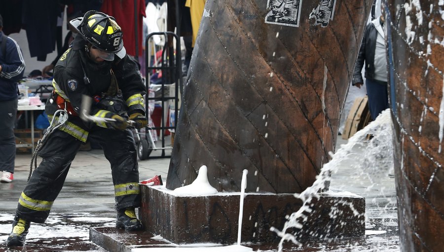 Violento ataque incendiario a "Monumento a la Solidaridad" en Valparaíso frente al Congreso