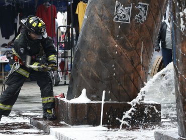 Violento ataque incendiario a "Monumento a la Solidaridad" en Valparaíso frente al Congreso