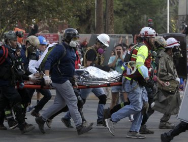 30 Carabineros lesionados y 16 detenidos dejaron incidentes en Plaza Italia