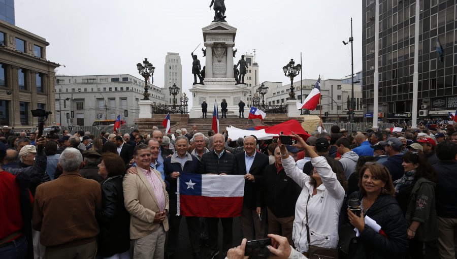 Más de dos mil personas estuvieron presentes en acto de desagravio a Héroes de Iquique en Valparaíso