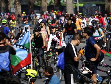 Miles de ciclistas inician marzo con gran caravana por el "Apruebo" en Santiago