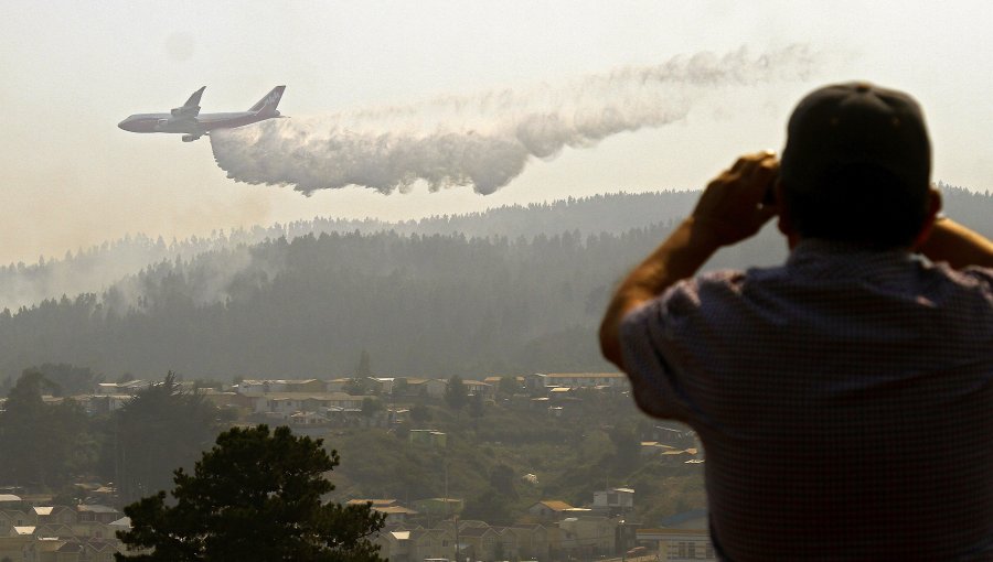 Ministro Walker descartó llegada de Supertnaker para combatir incendios de Maule