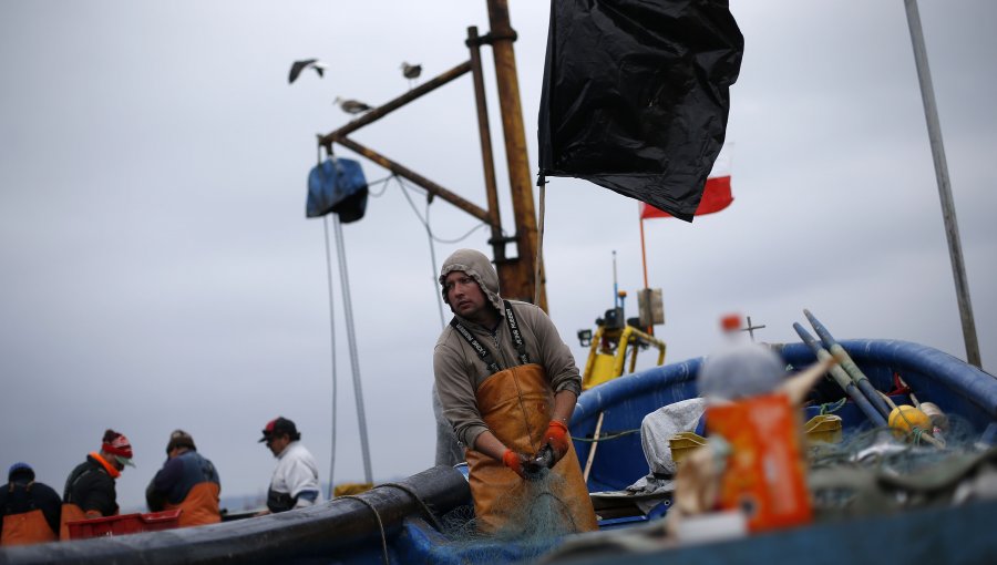 Un muerto y cinco desaparecidos deja choque entre botes pesqueros en Lebu