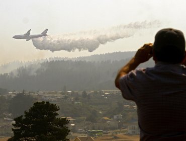 Ministro Walker descartó llegada de Supertnaker para combatir incendios de Maule